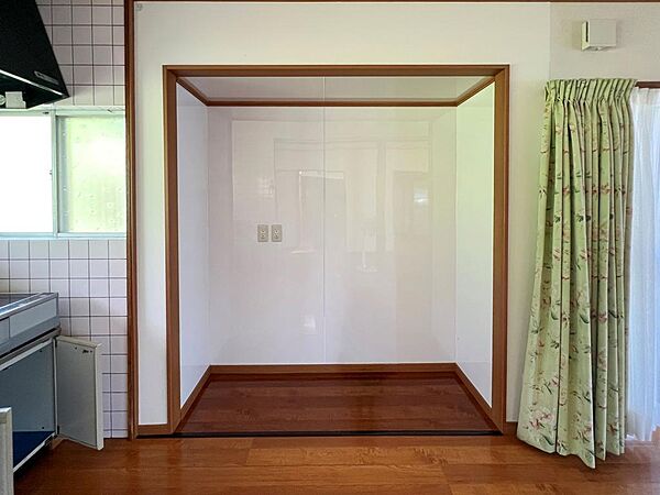 キッチン横の収納スペース
