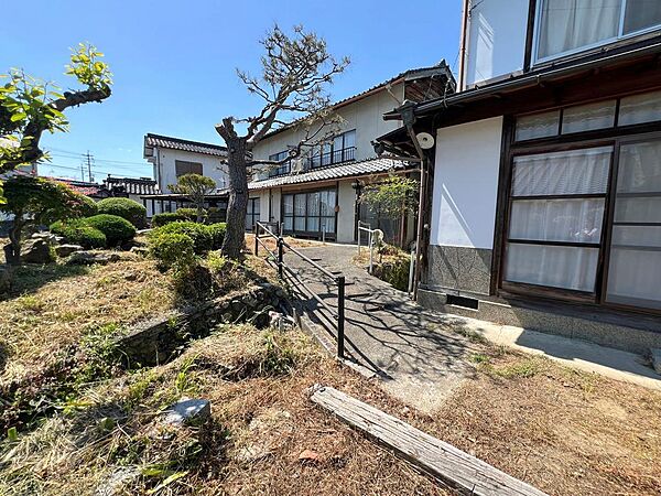 母屋と古屋の間の通路