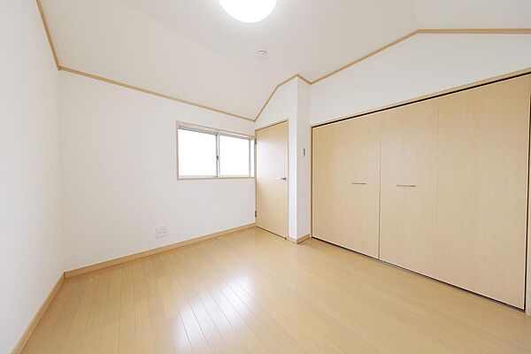 ３階、洋室Ｃです。●広々とした延床面積101.85m2の居室空間、更に物が増えても安心の全居室収納なので、部屋ごとに収納したいものを分けられます。