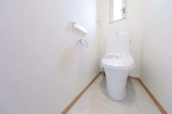 ２階、トイレです。●本物件は、土砂災害警戒区域外、洪水浸水想定区域外、津波浸水想定区域外となっております。（大磯町ホームページ　「大磯オンラインマップ」に基づきます。）　　