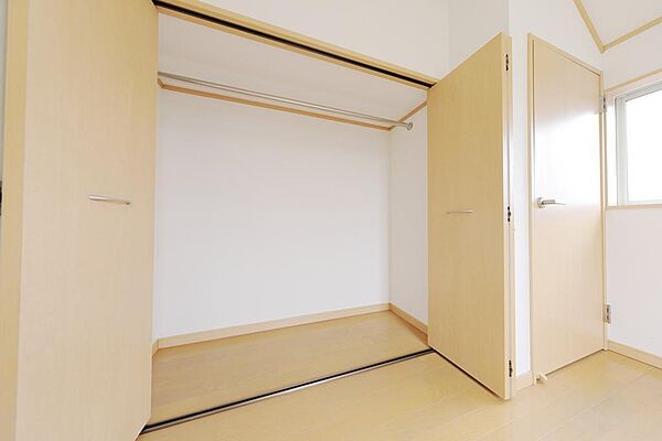 ３階、洋室Ｄの収納です。●　住宅ローンご相談承ります。　【例】　銀行によって、融資額が違うのはどうしてなの？　CIC・JBA・JICCとはなに？