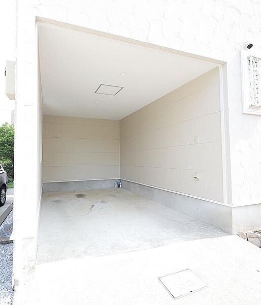 ビルトイン車庫です。【高さ約２．４ｍ　幅約２．５ｍ　奥行約５ｍ（屋根のある部分の奥行は約４ｍ）】シャッターはありません。