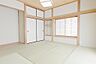和室：和室1です。●季節の変化を日々感じながら暮らせる庭付、更に冬場でも体を冷やさず入浴いただける浴室暖房付なので、寒い季節も快適です。