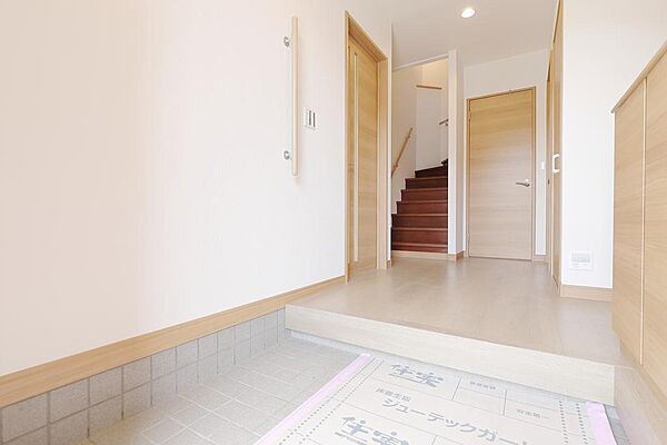 玄関です。●　広々とした延床面積１１９．９８m2の居室空間で、その上残すべき記録が揃っている安心Ｒ住宅なので、耐震性等の基礎的な品質を備えています。