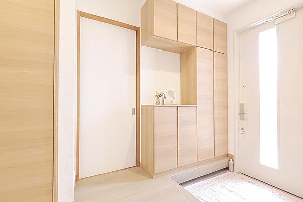 玄関です。●　無駄のない造りのシステムキッチン、更にカビの発生を防ぎお手入れが楽になる浴室暖房のある住戸だから、冬場の入浴もおっくうになりません。