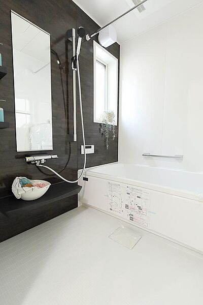浴室です。●　機能的なシステムキッチンです。和室があるので、お座布団で来客をもてなせます。洗濯物が乾きやすく冬は暖かい南西向きの物件です。