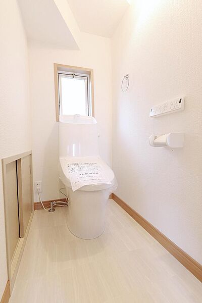 １階、トイレです。●　セブンイレブン秦野名古木店徒歩約９分圏内（約７００ｍ）の立地は、アイスは溶けないしおでんも冷めません。和室があるので、赤ちゃんをころんと寝かせられます。