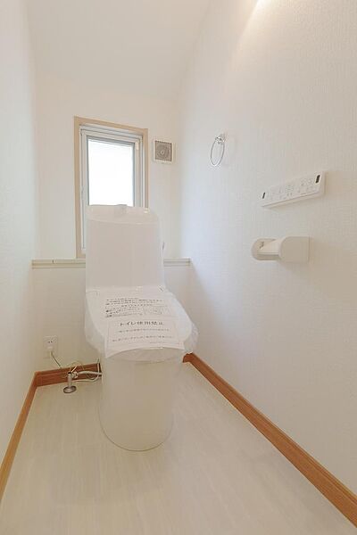 ２階、トイレです。●　セブンイレブン秦野名古木店徒歩約９分圏内（約７００ｍ）の立地は、アイスは溶けないしおでんも冷めません。洗濯物が乾きやすく冬は暖かい南西向きの物件です。