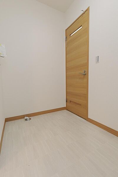 洗面所です。●　ゆったりめの延床面積１１９．９８m2の居室空間で、和室があるので、お座布団で来客をもてなせます。