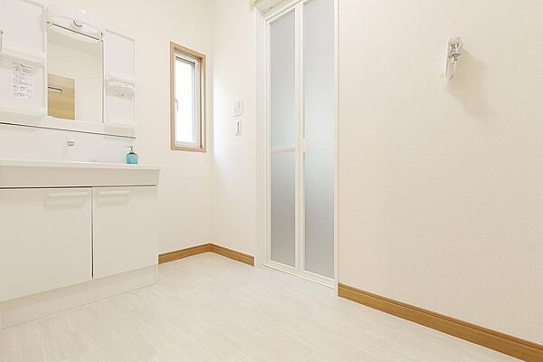 洗面所です。●　ゆったりめの延床面積１１９．９８m2の居室空間で、洗濯物が乾きやすく冬は暖かい南西向きの物件です。