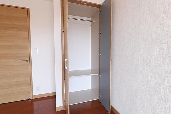 約５．７帖洋室の収納です。●　セブンイレブン秦野名古木店徒歩約９分圏内（約７００ｍ）だから、ちょっとしたことならサクッと解決できます。洗濯物が乾きやすく冬は暖かい南西向きの物件です。