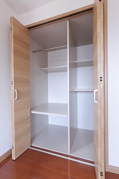 約７．３帖洋室の収納です。●　中古物件の購入を検討する際の重要な目安となる安心Ｒ住宅適合の物件、更にシステムキッチンなので、調理するにも機能的です。