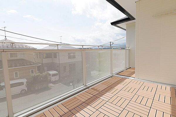バルコニーです。●　ゆったりめの延床面積１１９．９８m2の居室空間で、洗濯物が乾きやすく冬は暖かい南西向きの物件です。