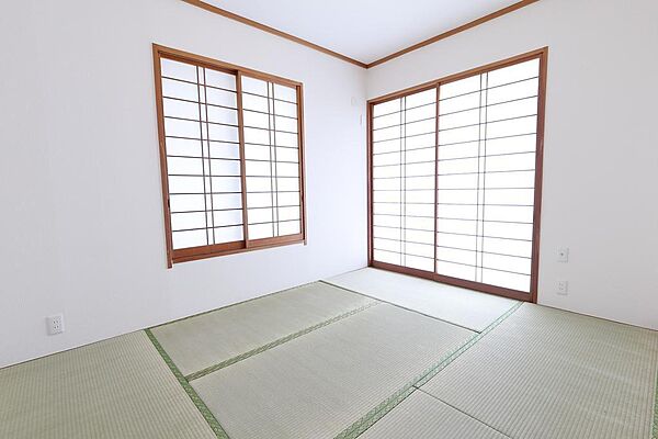約５．７帖和室です。●　広々とした延床面積１１９．９８m2の居室空間で、その上憩える庭有の住戸なので、爽やかな風とあたたかな光を感じる癒しの場に。無駄のない造りのシステムキッチンです。