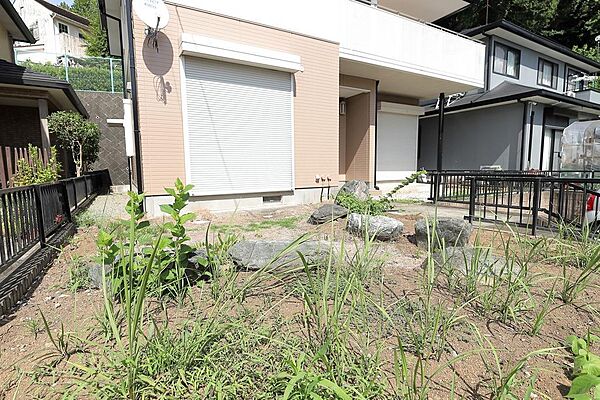 お庭です。●　心にゆとりを与える庭付、法的に「合格物件」であることを示す建築確認完了検査済証有です。