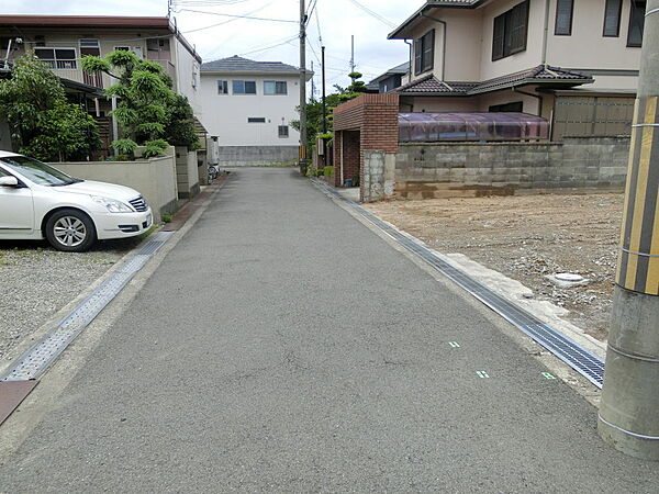 物件前面道路　北側から南にかけて撮影