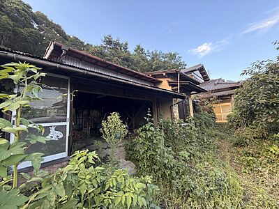 外観:■駐車場付 ■道路幅2.7mにつき車種によっては入れない場合があります。 外観:■駐車場付 ■道路幅2.7mにつき車種によっては入れない場合があります。