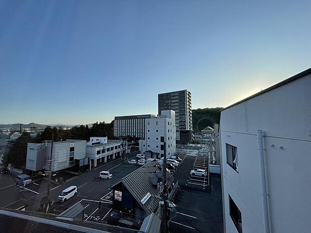 窓からは八日市市街を望むことができます。（八日市駅方面）