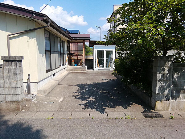 建物南側に縦列で２台駐車可能