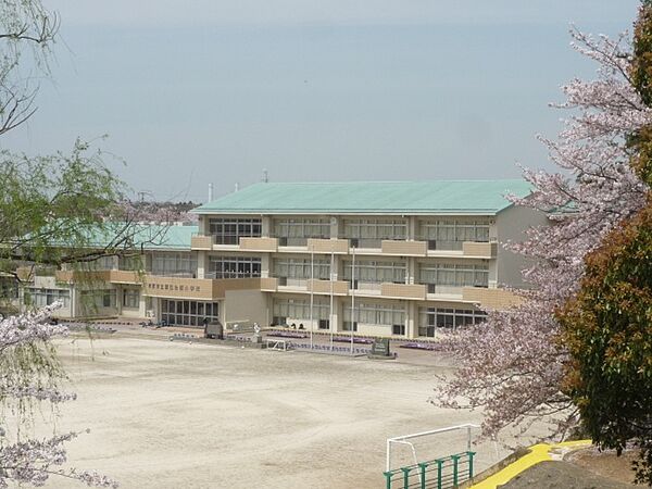 小学校「市原市立辰巳台西小学校まで694m」