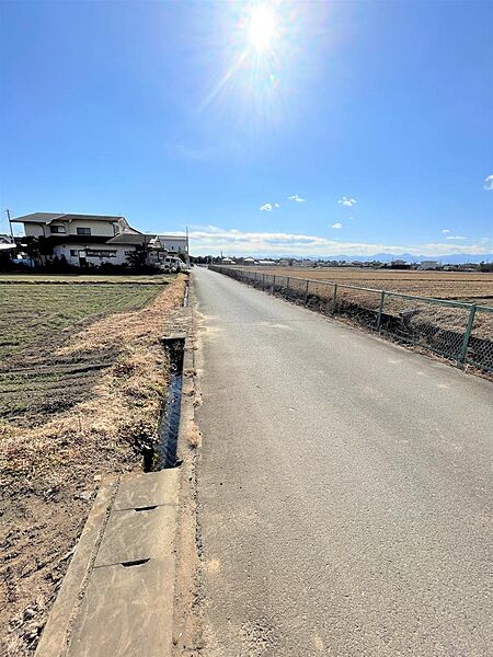 西側道路の様子です。