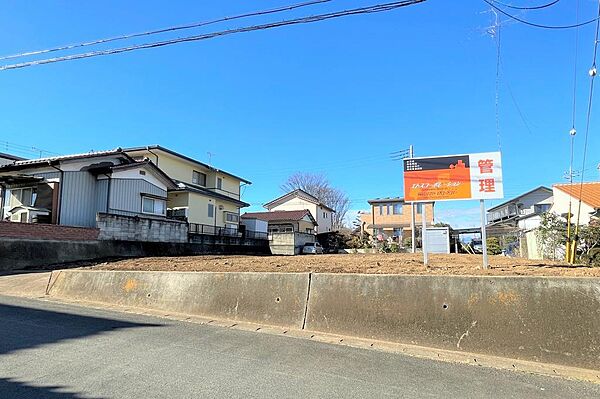 西側道路の様子です。