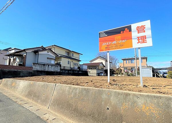 現地看板が目印です。