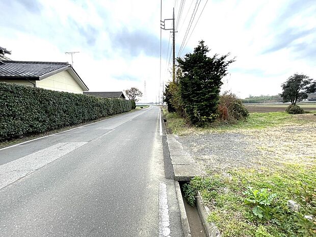 東側道路の様子です。