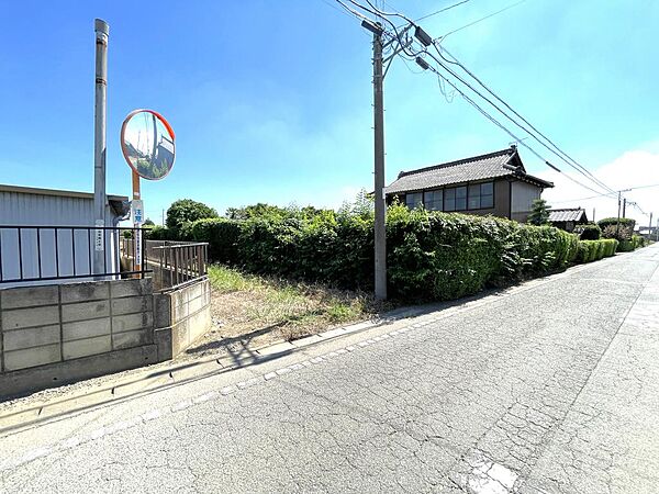 西側道路の様子です。