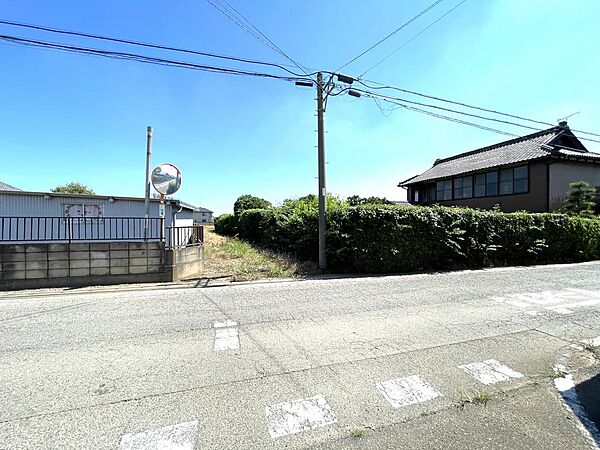 西側道路の様子です。