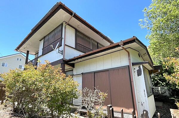 既存建物は長期間空家のため、利用される際は室内外リフォームを要します。
