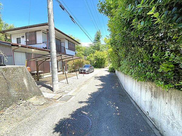 南側道路の様子です。建物有市建築時、セットバックを要します。