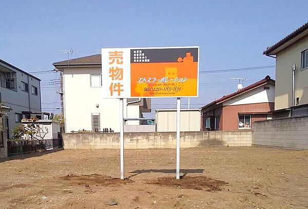 現地看板が目印です。