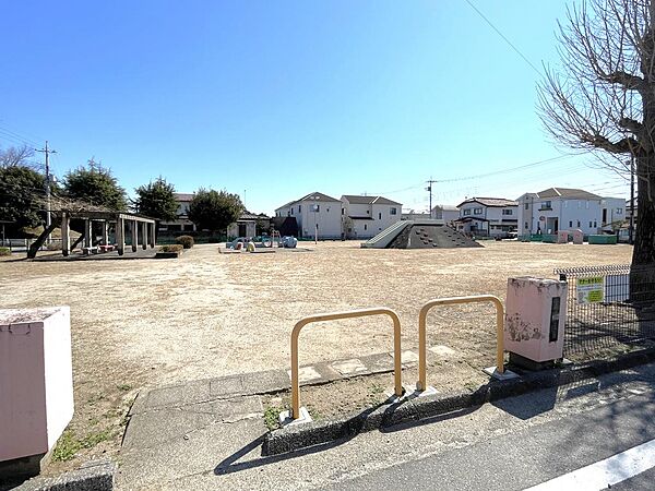 ご近所に公園もございます。