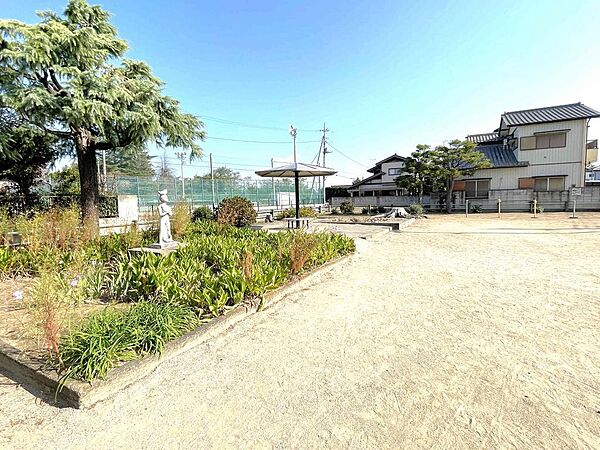 敷地南西側には、公園があります