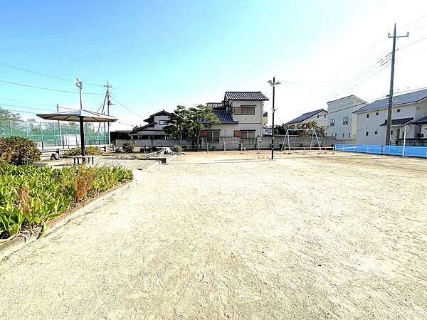 敷地南西側には、公園があります