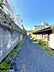 周辺：本件南側道路の東側方面からの写真です。