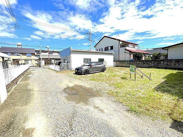 本件敷地は、西側私道を介して、北側公道に接道しております。