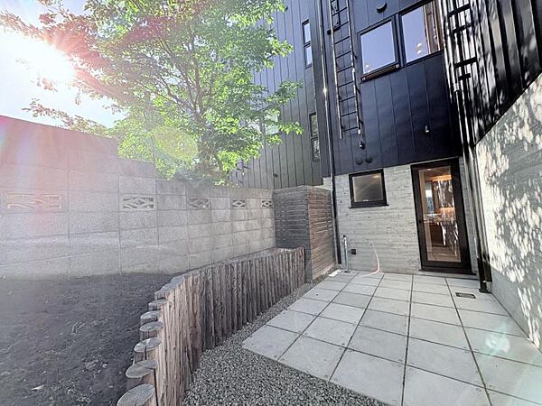 木塀による目隠しを設けたプライベートテラスは、人目を気にせずにBBQも楽しめます。