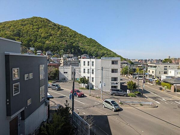 札幌中心部や円山を望み、四季の移ろいを感じる眺望です。