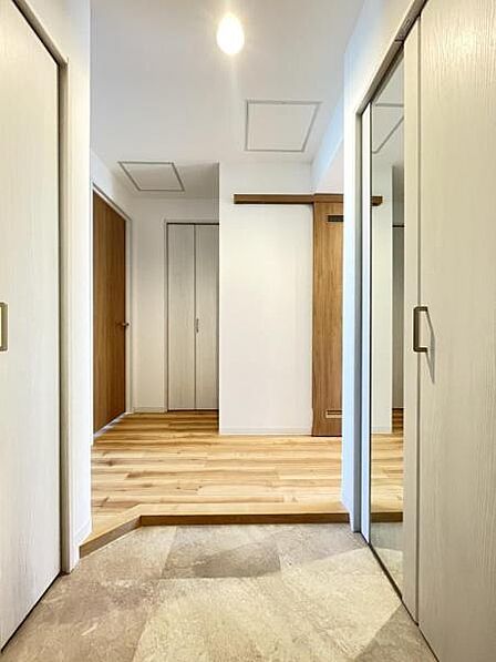玄関にはお出かけの際に便利な鏡を設置