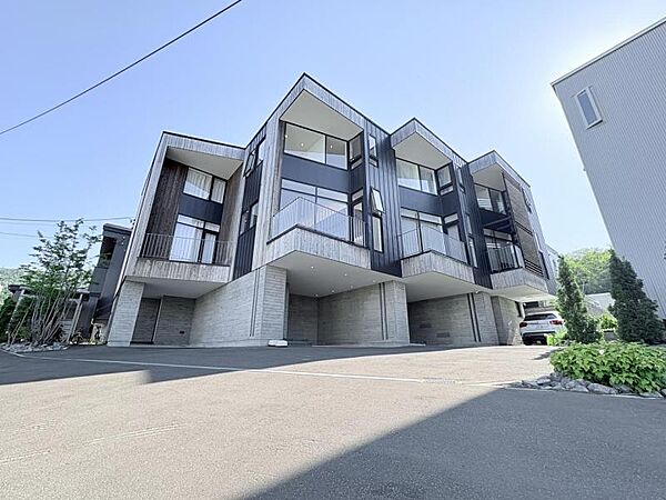 道南杉を使用した外観は、旭ヶ丘の自然環境・街並みになじむ創りとなっています。
