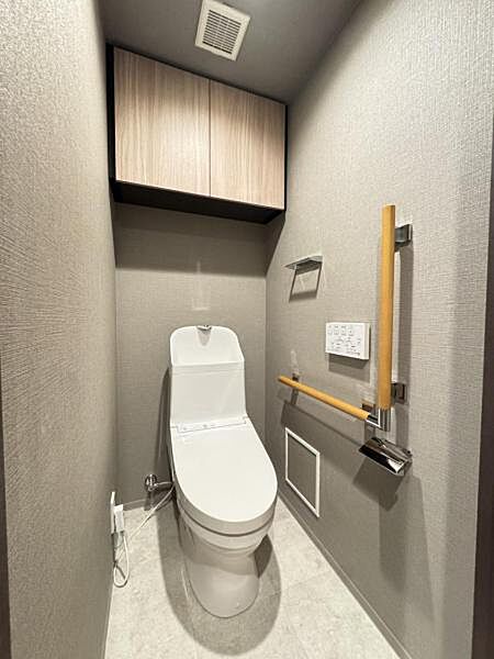 ウォシュレット一体型便器。便器のフチを丸ごとなくし、傷や汚れに強い素材を使う事で、ラクにお掃除ができます。