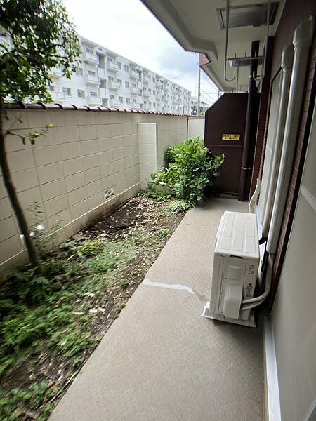 約2.04坪のバルコニー  約2.03坪（実測）の専用庭です。