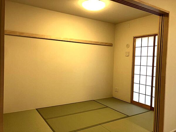 リビング隣は和室です　落ち着いたお部屋としても、リビングと一体化してもご利用できます