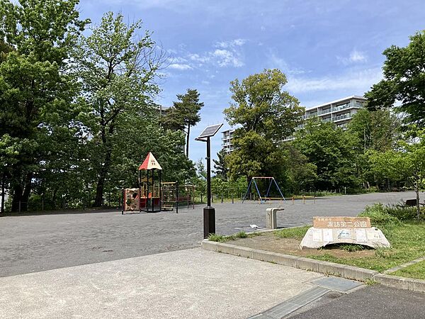 B棟を出たらすぐの敷地内公園　！安心して子供たちを遊ばせられます