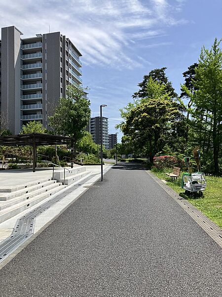 敷地内遊歩道　広大な敷地は安心できます　ペット飼育もOKなのでお散歩にも良いですね