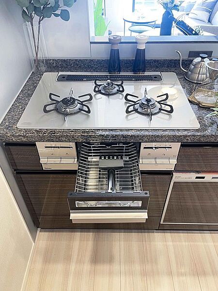 3口コンロ、グリルあり　※家具・調度品はつきません