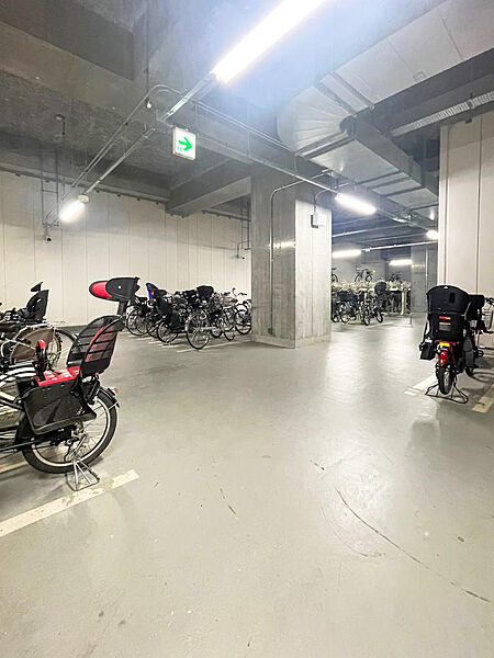 機械式駐輪場10台以上空有(上段月額100円・下段月額200円)