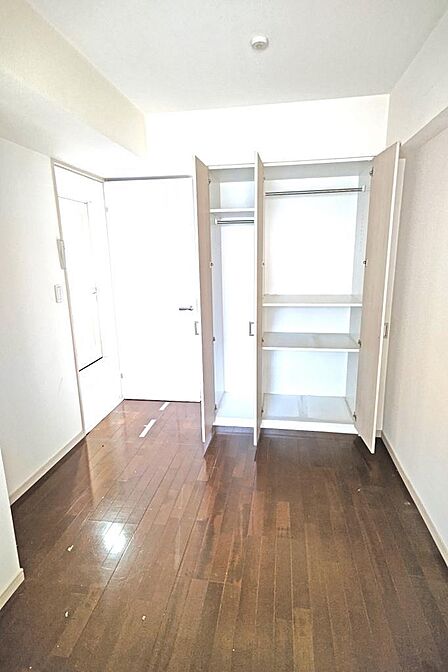 全居室に収納を備えた使いやすい間取り。主寝室にもおすすめのお部屋です